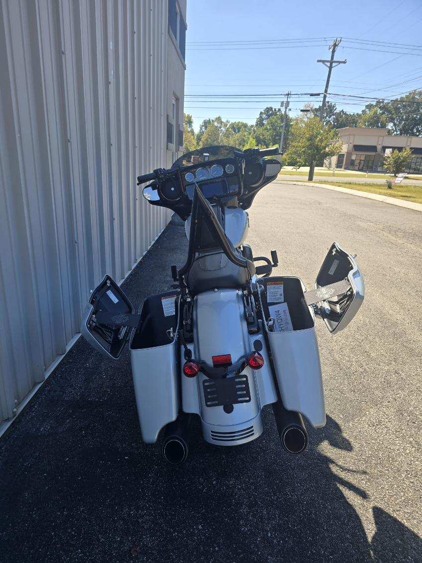 2023 Harley-Davidson Street Glide Special [4]