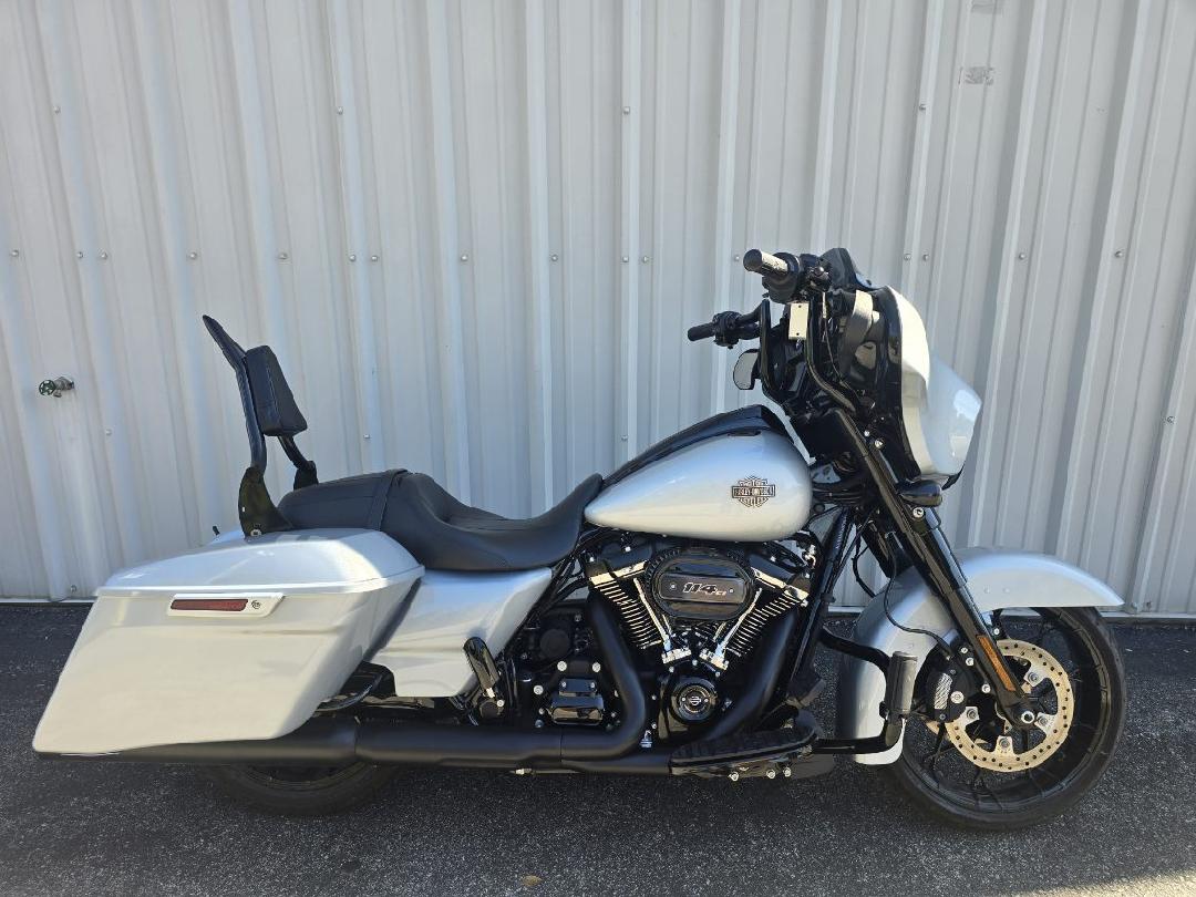 2023 Harley-Davidson Street Glide Special [16]